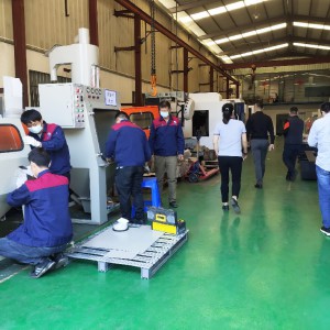 富士康客戶參觀組裝車間